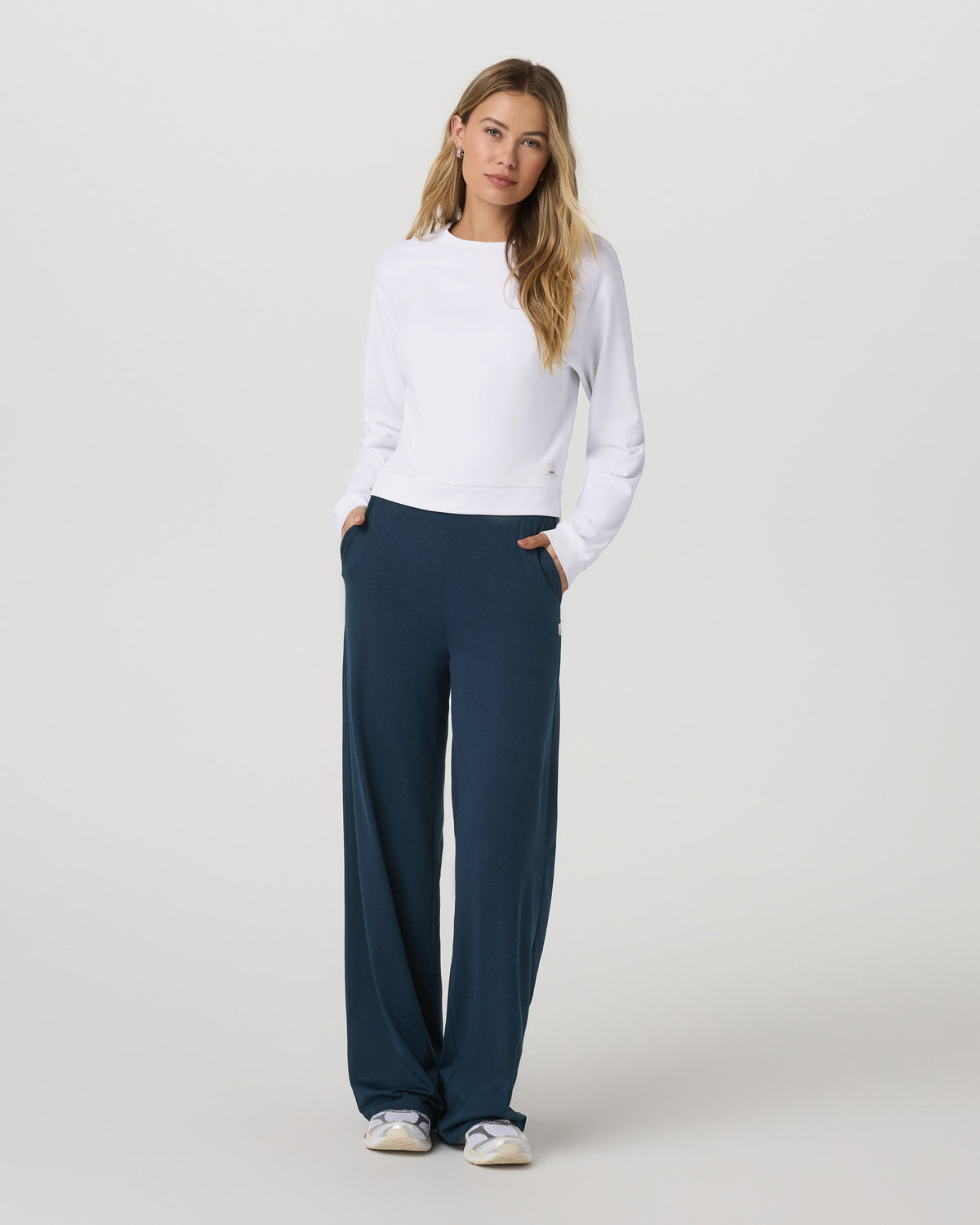 Halo Modern Crew Women's White Lounge Sweatshirt | Vuori On sale
