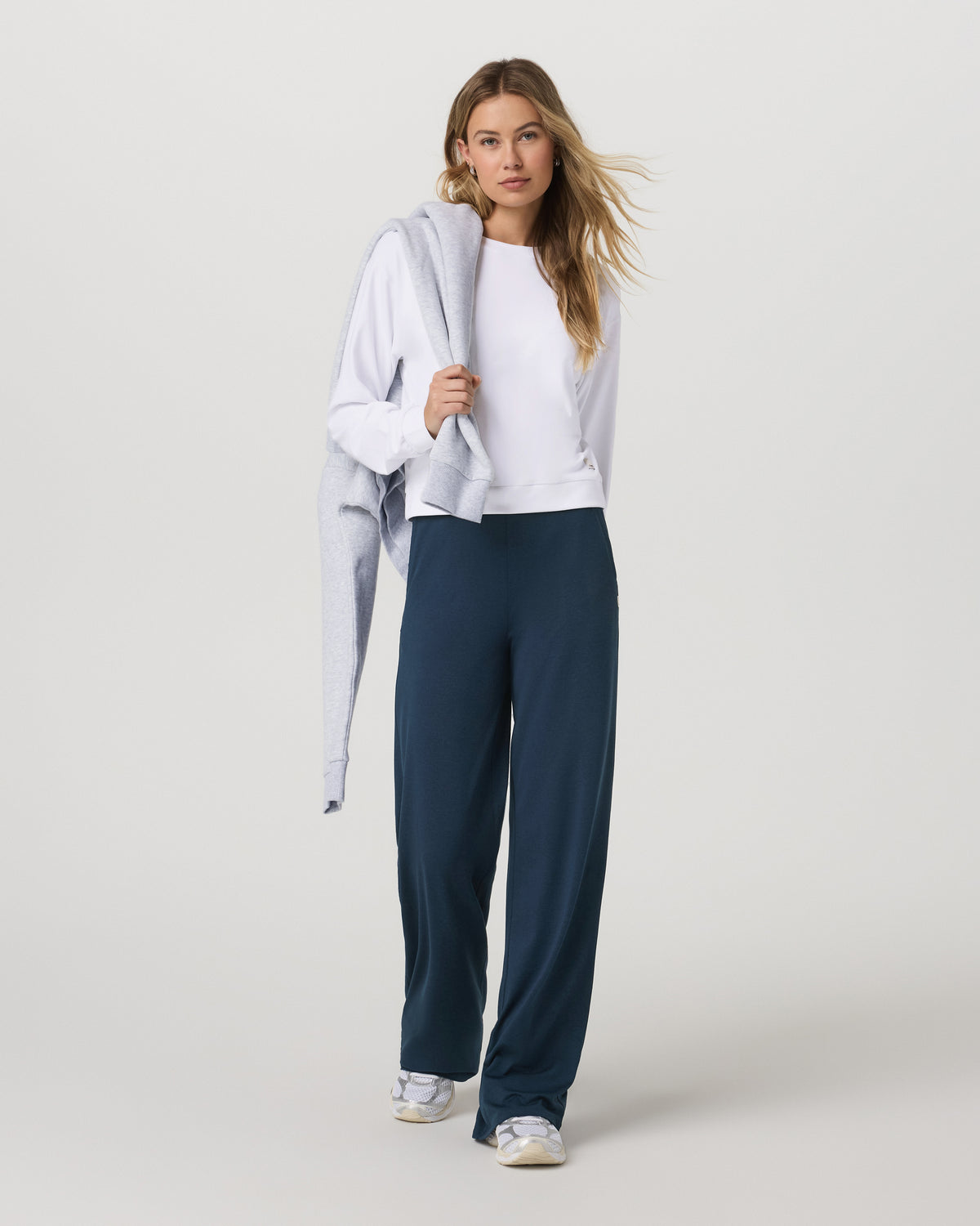 Halo Modern Crew Women's White Lounge Sweatshirt | Vuori On sale