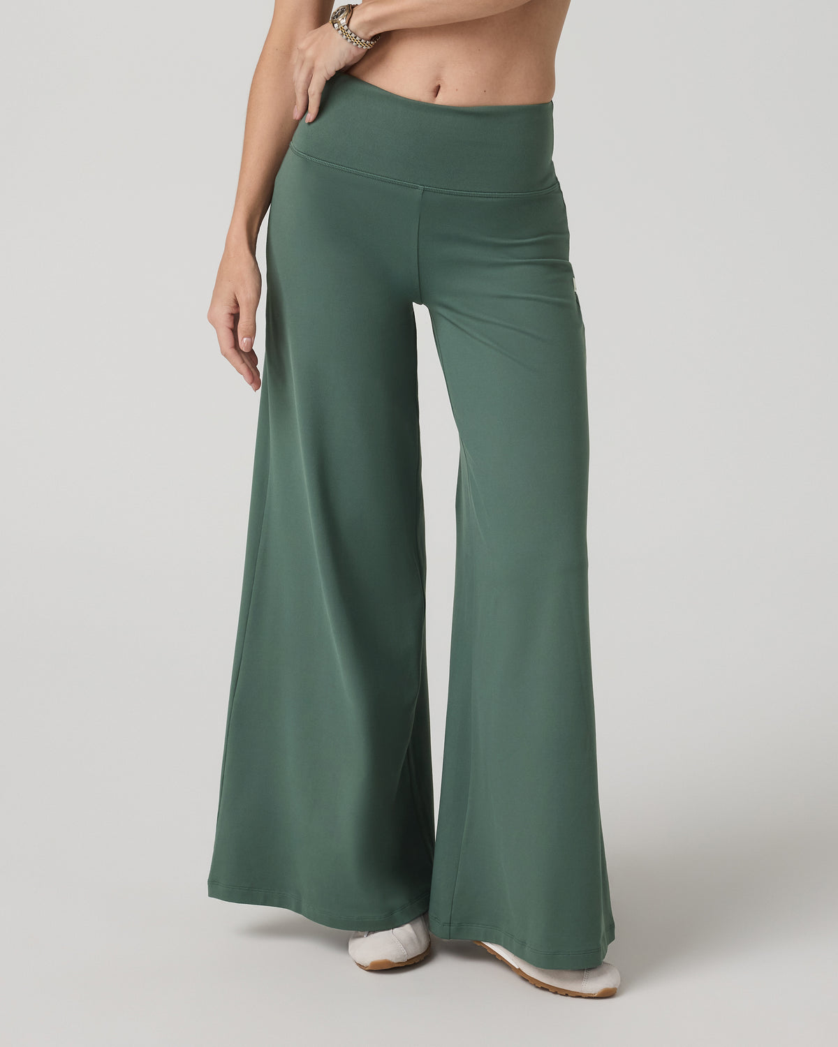 Halo Easy Wideleg Pant - Short Women's Agate Green Pants | Vuori Clothing