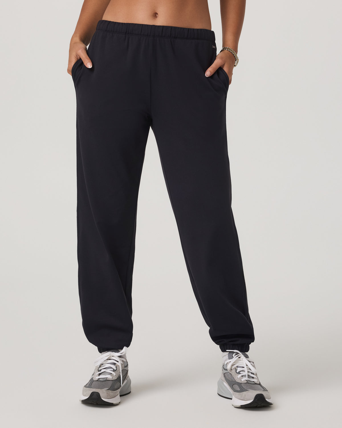 Halo Modern Sweatpant Women's Solid Black Pants | Vuori Clothing