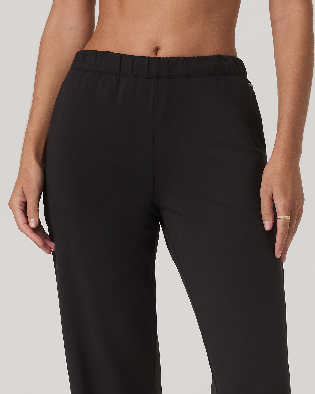 Women's Halo Modern Strght Leg Pant - Short Solid Black | Vuori On sale