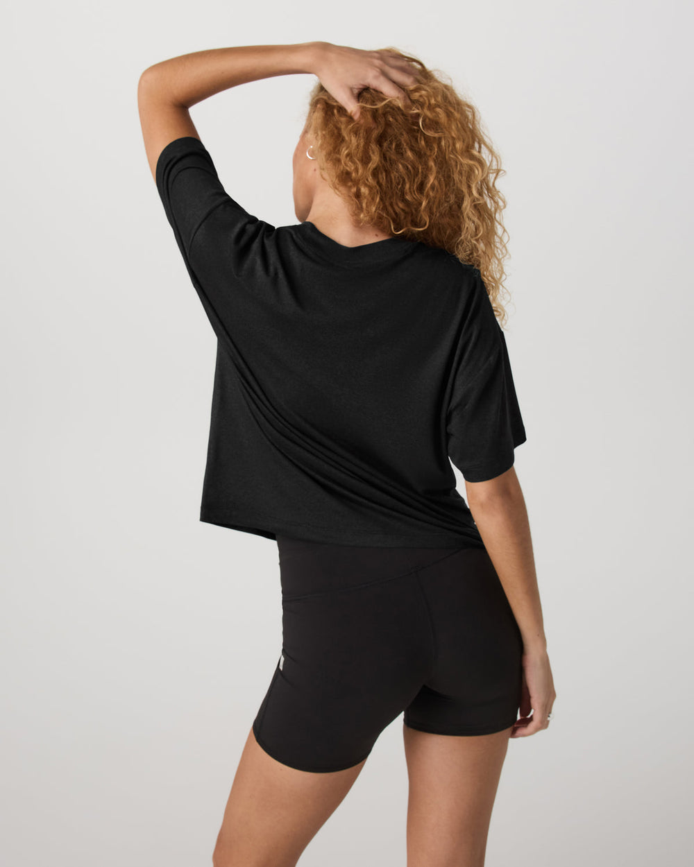 Energy Long Tee Women's Black Heather Fitness Tee Shirt | Vuori Clothing