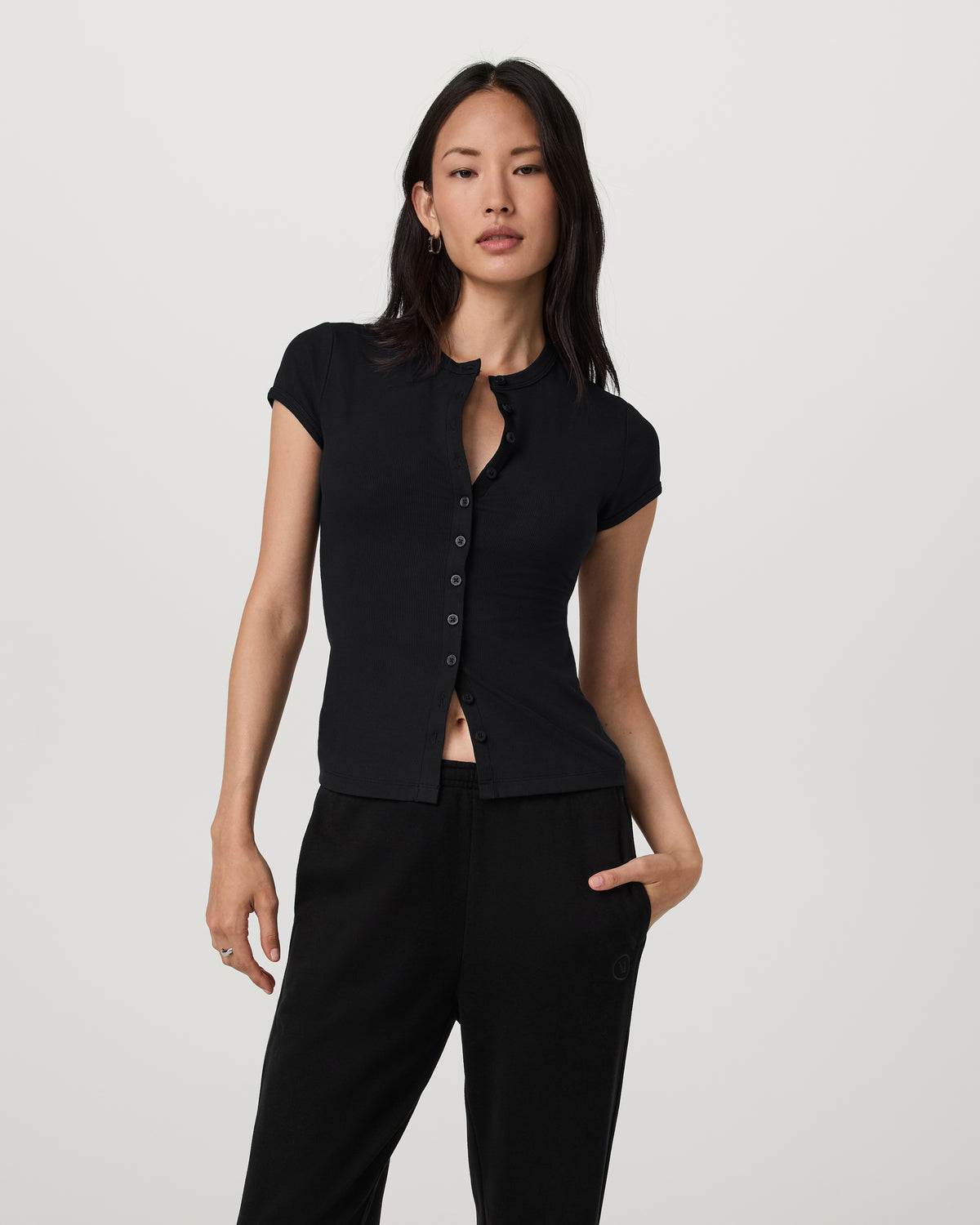 Short Sleeve Pose Button Up Women's Black Crewneck| Vuori | Vuori Clothing
