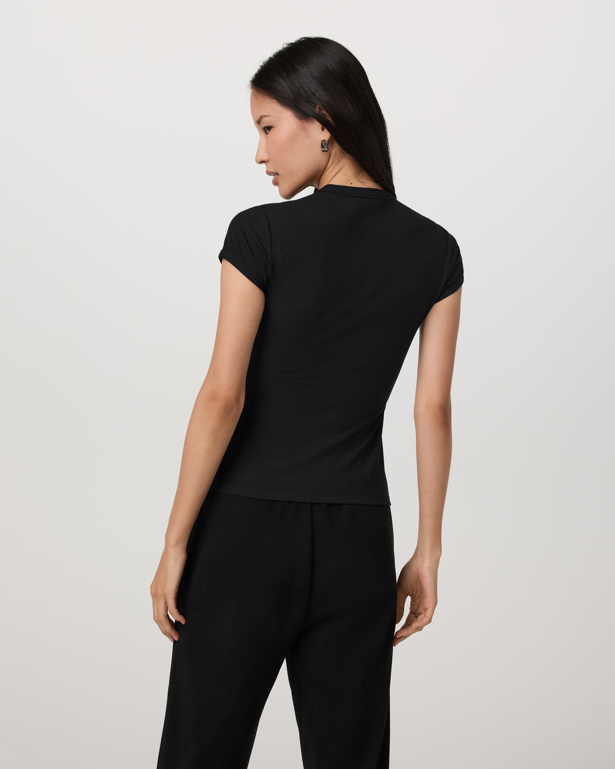 Short Sleeve Pose Button Up Women's Black Crewneck| Vuori | Vuori Clothing