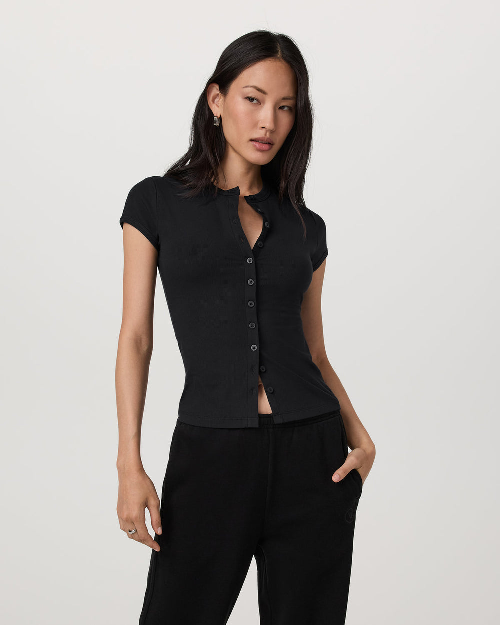 Short Sleeve Pose Button Up Women's Black Crewneck| Vuori | Vuori Clothing