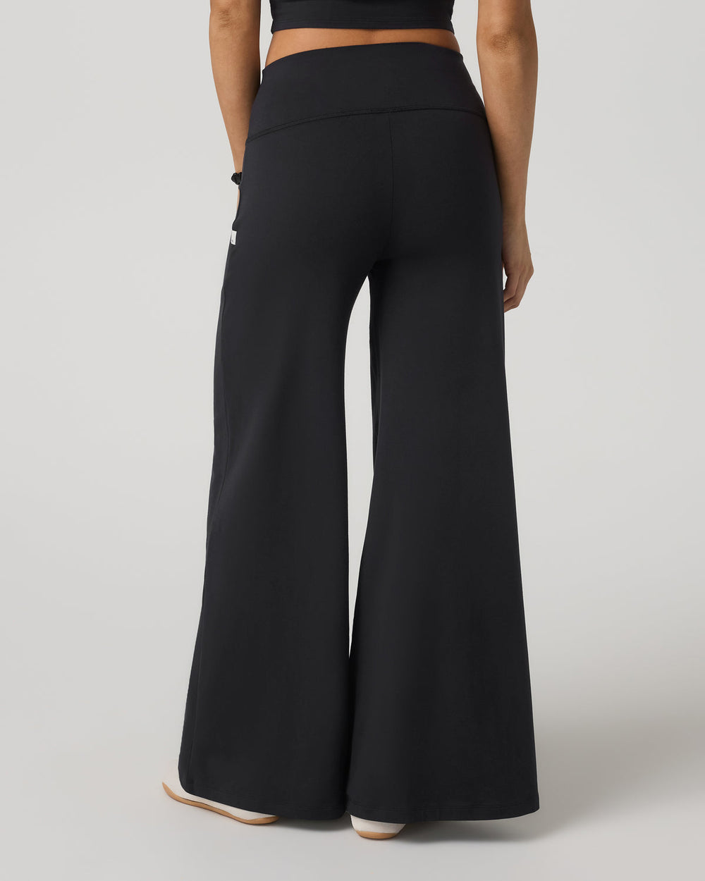 Halo Easy Wideleg Pant - Short Women's Solid Black Pants | Vuori For sale
