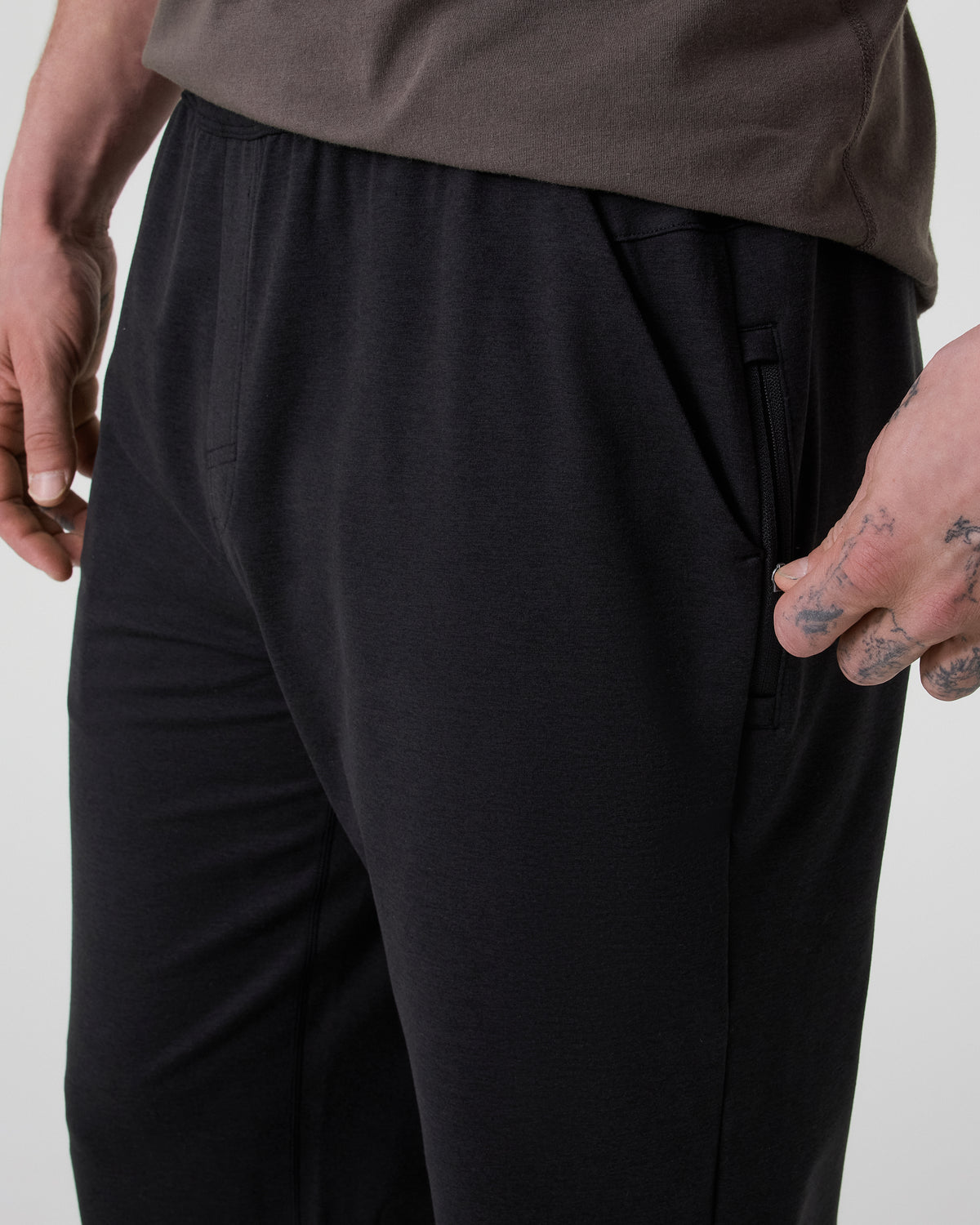 Coronado Performance Sweatpant Classic 28" Black Heather | Vuori On sale