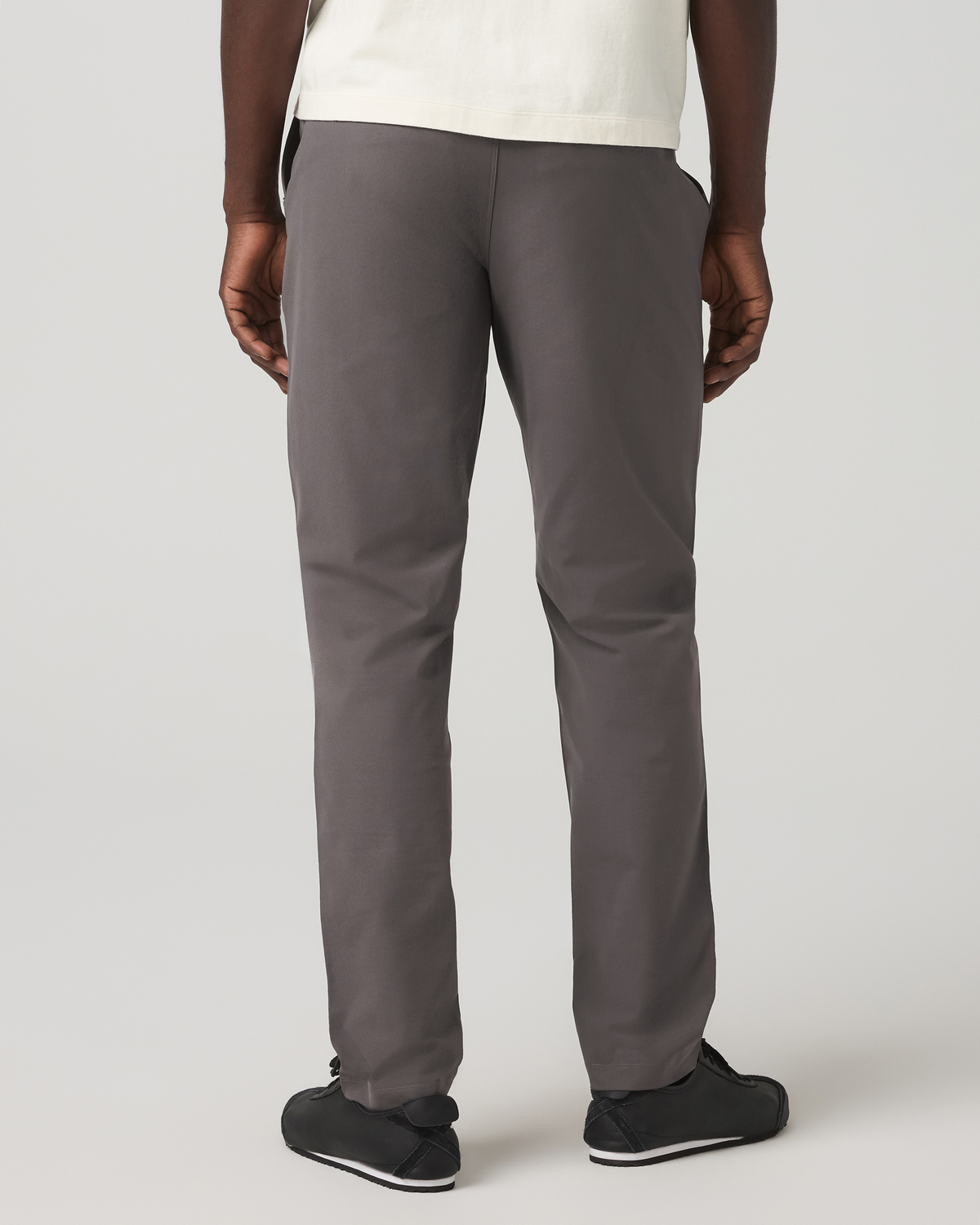 Men's Meta Elastic Waist Pant Classic Fit 32" Warm Grey | Vuori US
