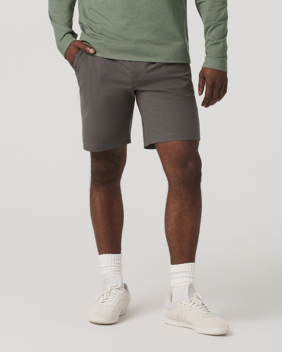 Meta Short 8" Men's Warm Grey Classic Chino Shorts | Vuori