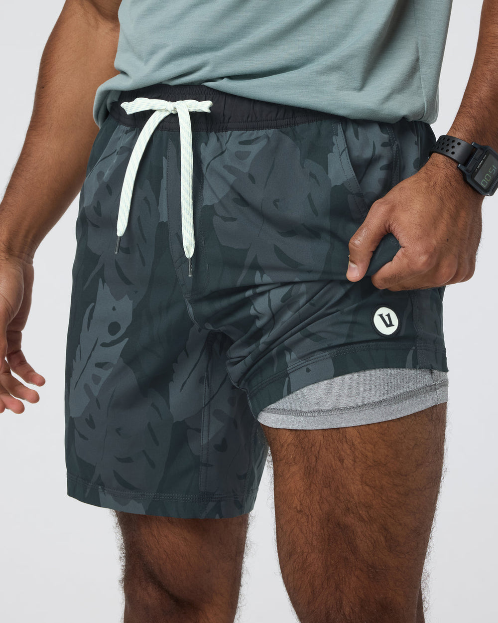 Kore Short Lined 7" Men's Black Leaves Athletic Shorts | Vuori Sale