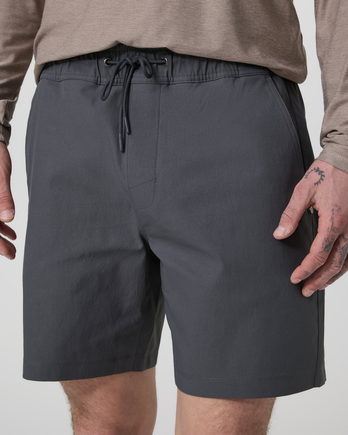 Cascade Crinkle Elastic Waist Short Classic Fit 8" Charcoal | Vuori US