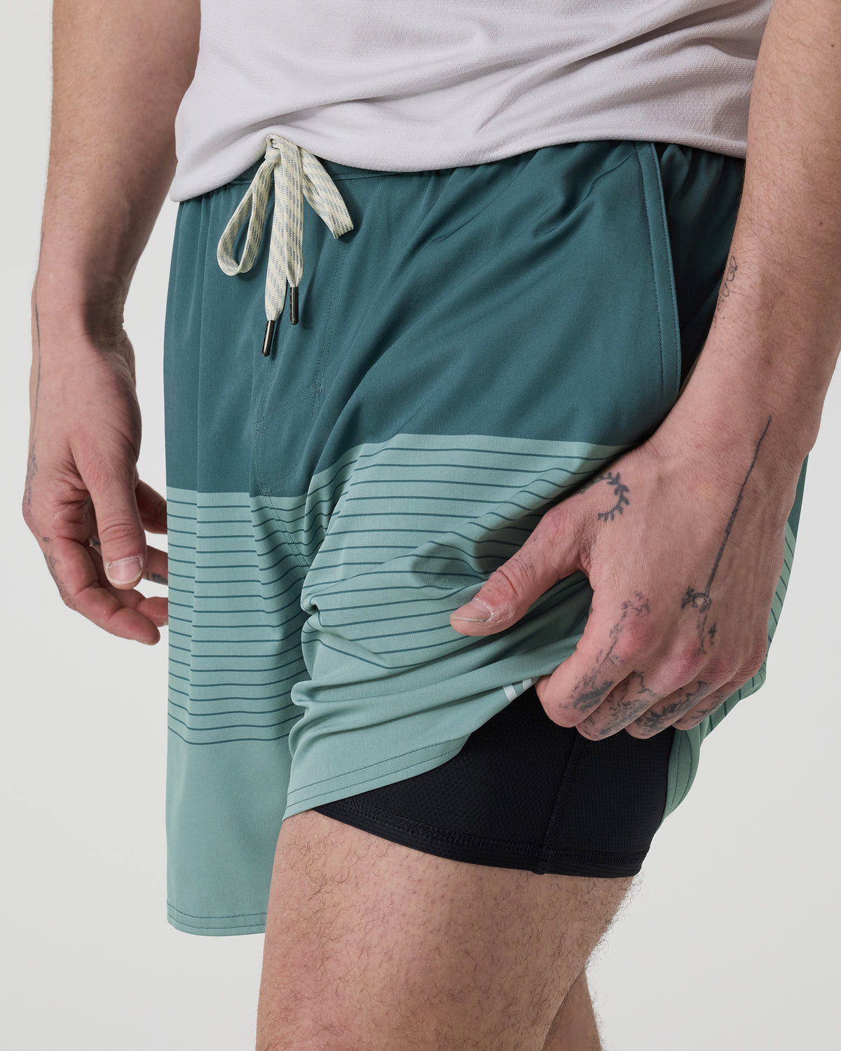 Trail Short 2.0 Light Deep Sea Stripe/Salt | Vuori For sale