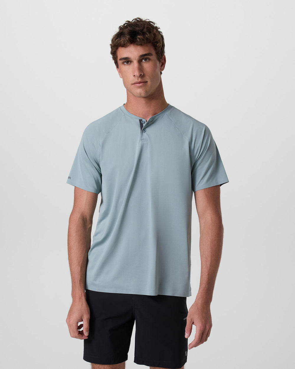 Short Sleeve Viewpoint Henley Mist | Vuori US