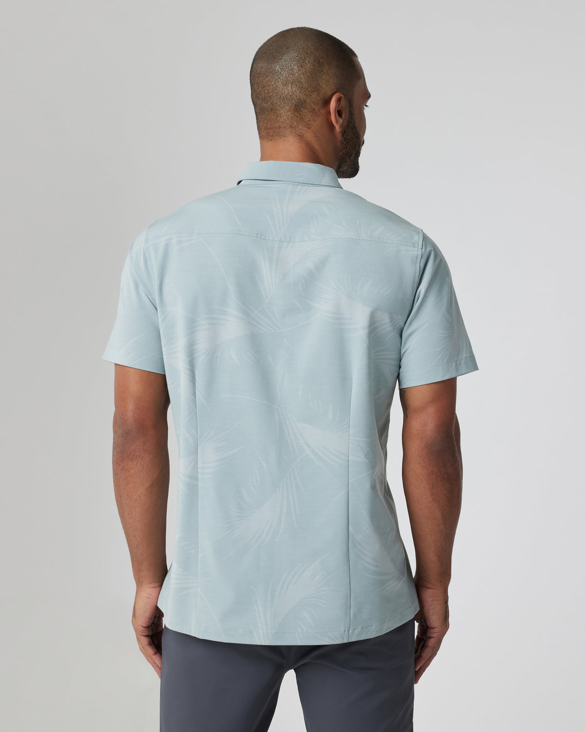 Short-Sleeve Bridge Button Down Chalk Blue Falling Fronds | Vuori For sale