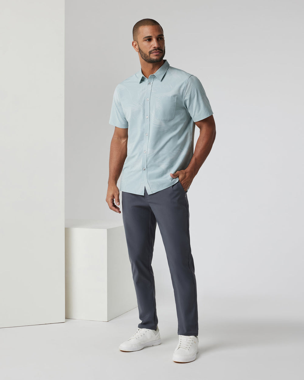 Short-Sleeve Bridge Button Down Chalk Blue Falling Fronds | Vuori For sale